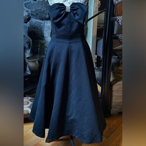 Chic Black Strapless Dress with Bow Detail - Picture 10 of 11